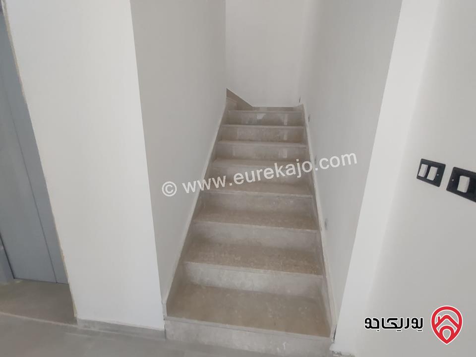 فلل متلاصقة مساحة الارض 250م مساحة البناء 500م للبيع في عمان - عبدون 