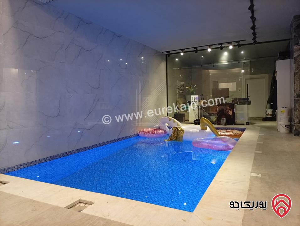 شقة فاخرة شبه أرضية مساحة 221م داخلي و 280م خارجي للبيع في عمان - على طريق المطار