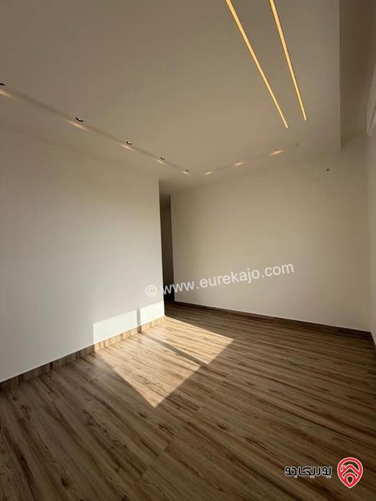 شقة سوبر ديلوكس شبه ارضي دوبلكس مساحة 228م مع ترس 40م للبيع في عمان - مرج الحمام 