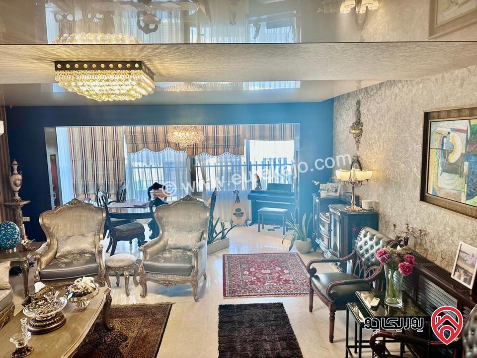 شقة طابق ثالث مع روف دوبلكس مساحة 310م للبيع في عمان - حي الصحابة 