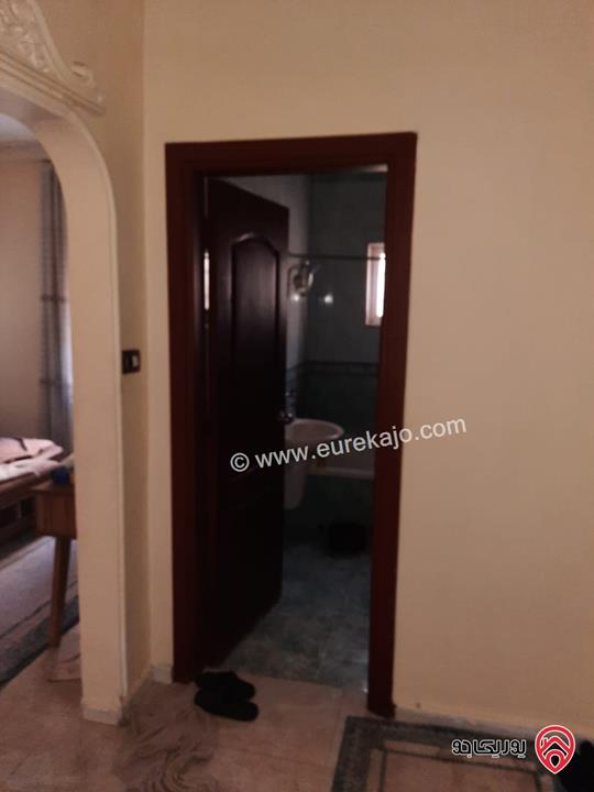 شقة مساحة 149م العمارة تقع على شارعين الشقة من الشارع الاول تسوية ثاني، ومن الشارع الخلفي طابق اول للبيع في عمان - طبربور – حي الخزنة 