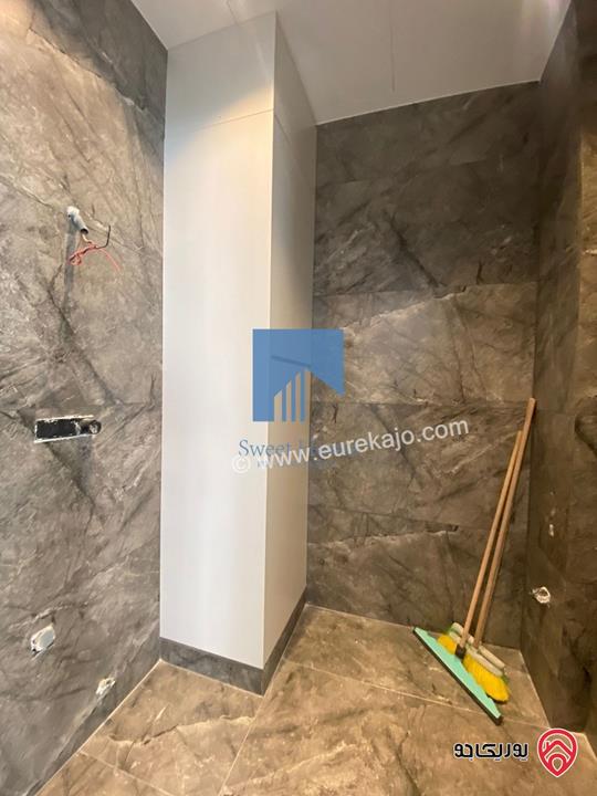 شقة أرضية طابقية مساحة 306م مع ترسات 200م ومسبح لم تسكن للبيع في عمان - أم السماق