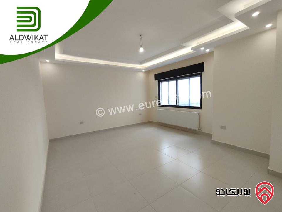 شقة للبيع في عمان - ام السماق/ قرب مكة مول طابق اخير مع رووف مساحة البناء 220م ومساحة الترس 140م
