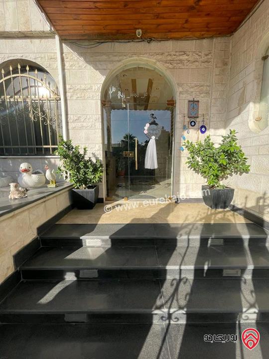فيلا مستقلة مكونة من 3 طوابق وروف مع مسبح مساحة 1300م على أرض 1042م للبيع في عمان - ضاحية الرشيد