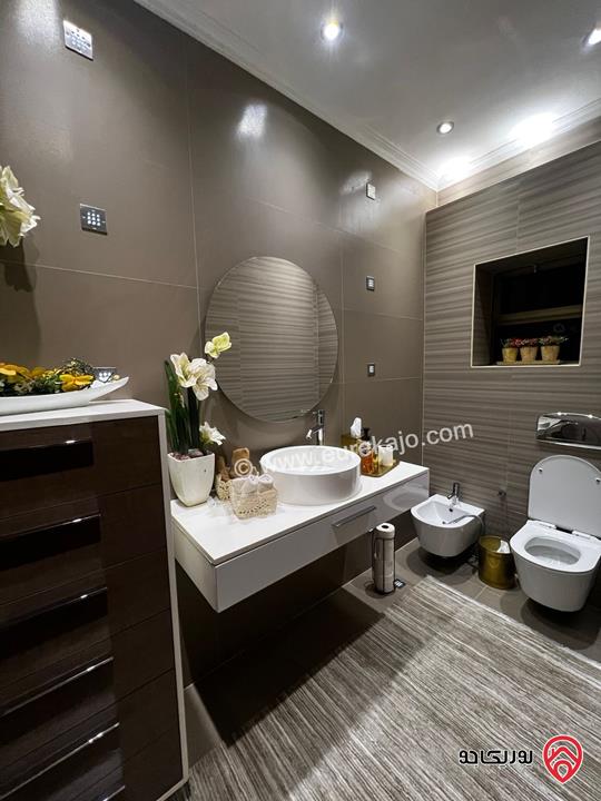 شقة ارضية مفروشة مساحة 250م داخلي وخارجي 90م للإيجار السنوي في عمان - دير غبار 