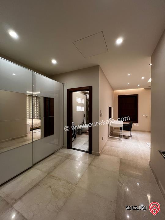 شقة فاخرة مفروشة أرضية مساحة 150م داخلي و 30م خارجي للإيجار في عمان - خلدا