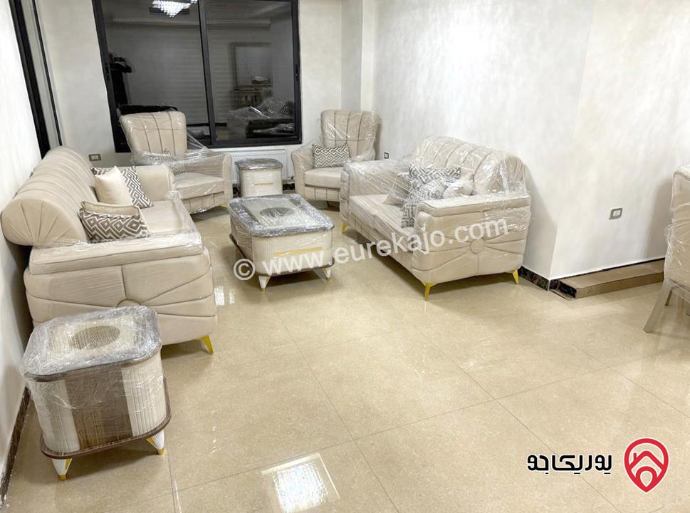 شقة ارضية مفروشة مساحة 180م داخلي و 50م خارجي تراس ومدخل خاص للإيجار في عمان - الرابية 