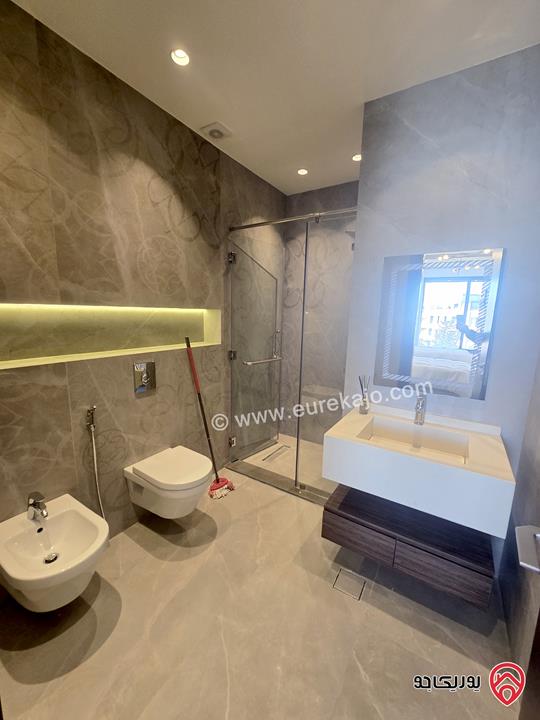 شقة مفروشة دوبلكس اخير مع رووف مساحة 300 متر فخمة ومطلة للإيجار السنوي في جبل عمان 