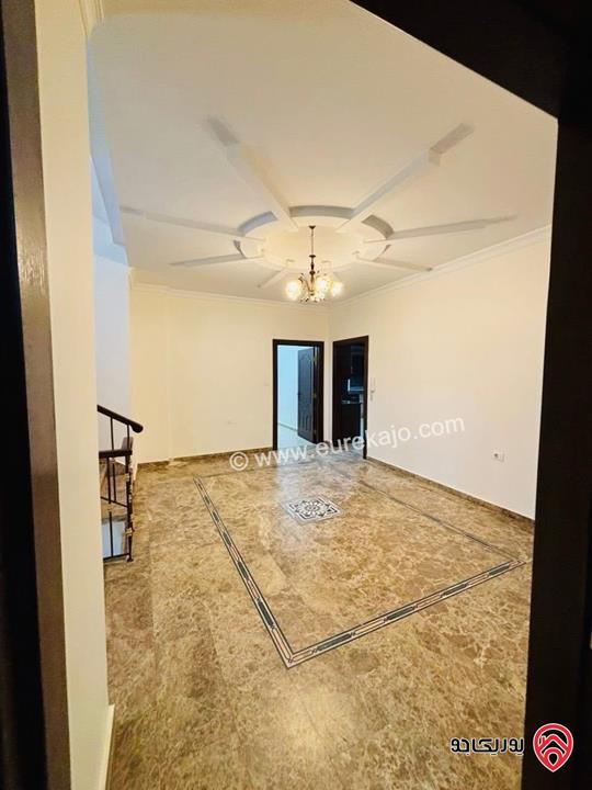 فيلا مساحة 900م على أرض 1 دونم و 150م للبيع في عمان - طريق المطار رجم عميش