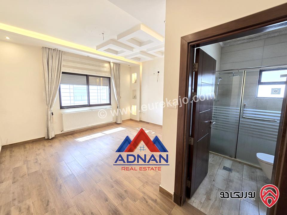 شقه طابق ثالث مساحة 190م مع رووف منفصل 50م للايجار السنوي في عمان - ام السماق