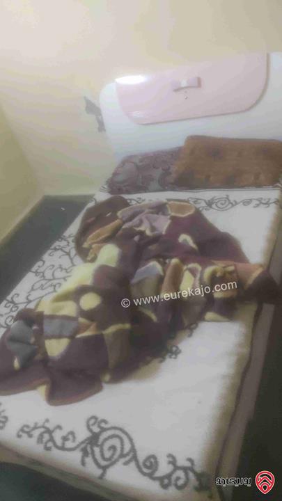 شقة للايجار في الزرقاء غرفة ومطبخ وحمام مفروشة بدون اجهزة كهربائية