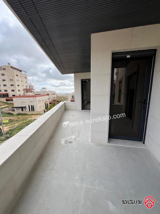 شقة طابقية جديدة ارضية مساحة 231م داخلي و90م ترسات وكراج سيارة خاص للبيع في عمان - الجبيهة - حي المنصور