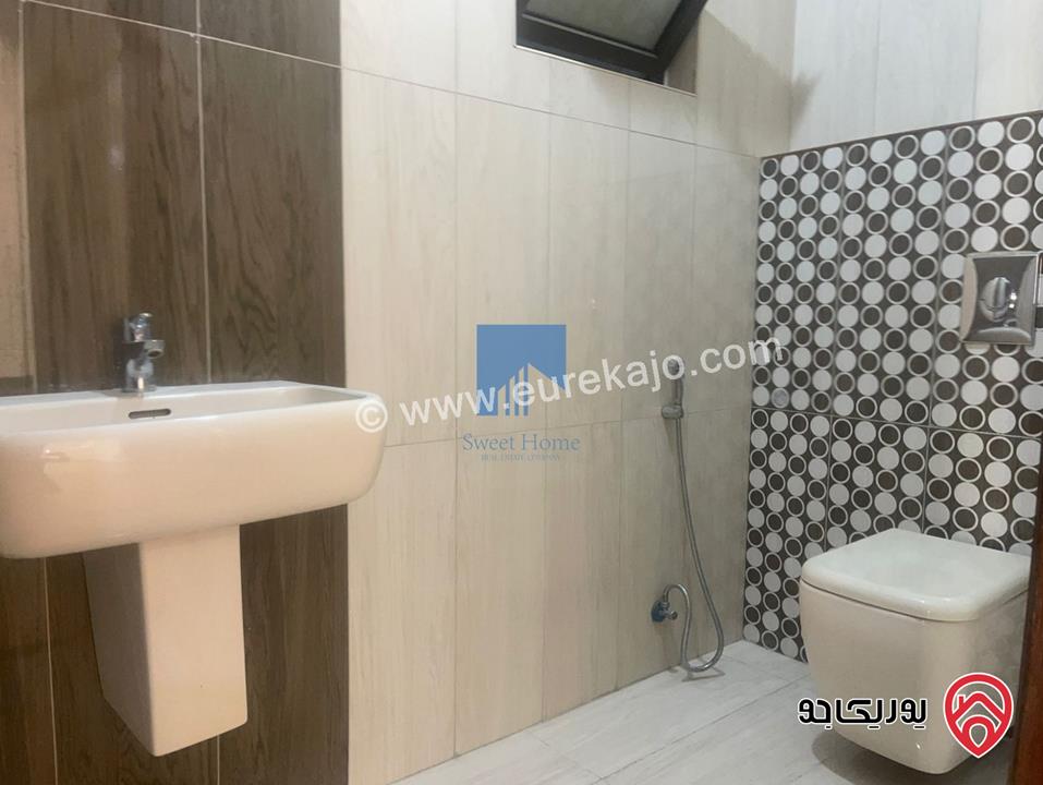 شقة شبه ارضية مساحة 188م مع ترس 30م تشطيب سوبر ديلوكس للبيع في عمان - خلدا