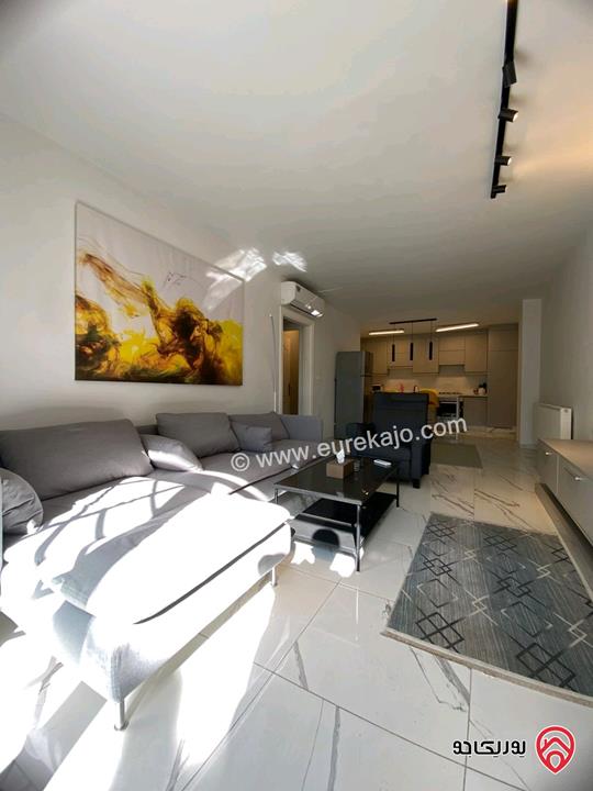 شقة مفروشة طابق أرضي مساحة 120م داخلي و 40م خارجي للإيجار في عمان - عبدون