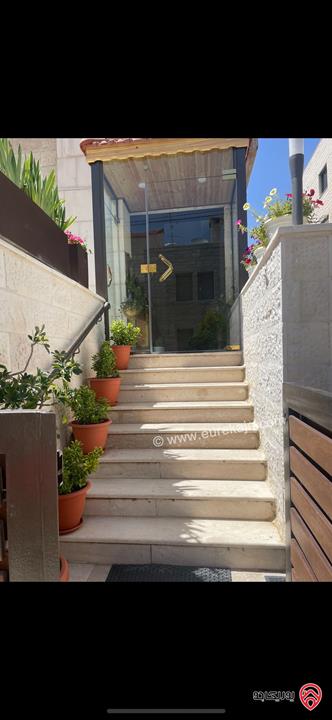 شقة دوبلكس طابق أرضي وشبه ارضي مساحة 310م داخلي و 300م خارجي للبيع في عمان - أم أذينة من المالك