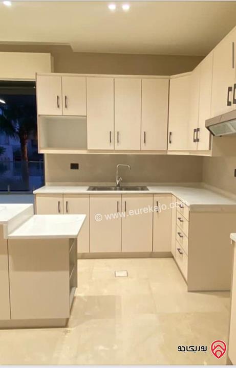 شقة جديدة شبه مفروشة مساحة 210م للايجار في عمان - دير غبار