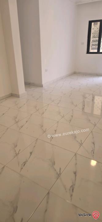 شقة شبه ارضية مكشوفة مساحة 175م مع ترس 60م للبيع في عمان - الجاردنز