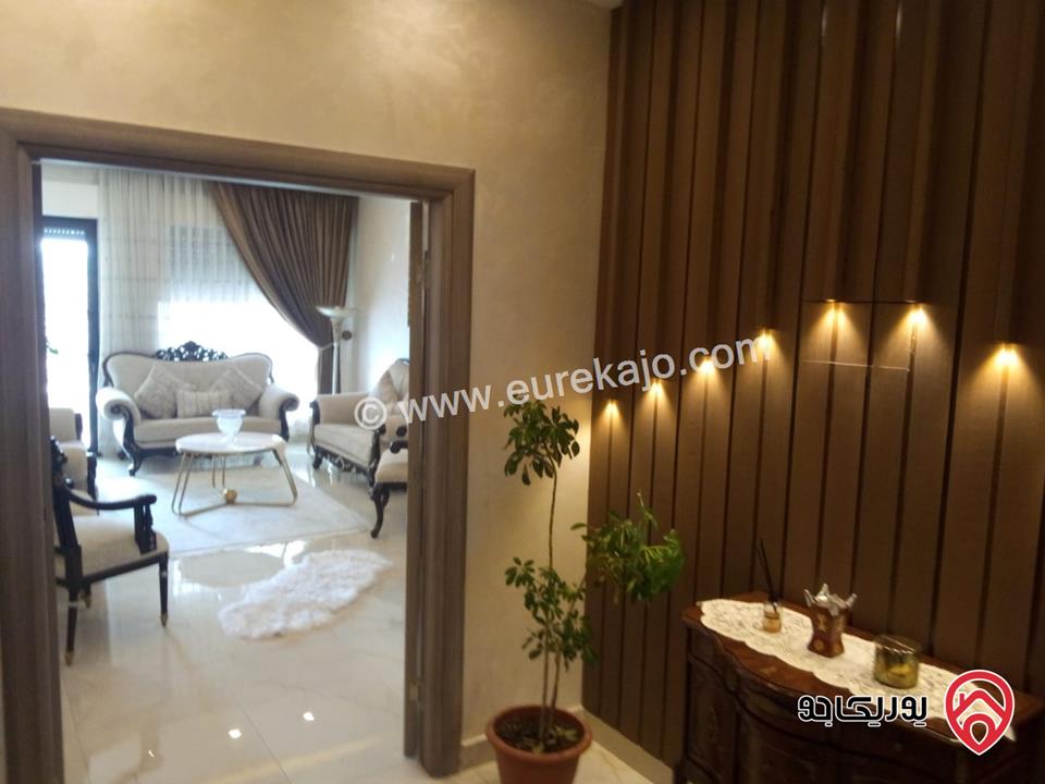 شقة طابق أخير مع روف مساحة 345م + ترس 60م للبيع في عمان - طريق المطار النخيل