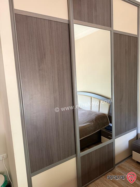 شقة مساحة 146م طابق -1 من المدخل الامامي وطابق ثاني من الشارع الخلفي للبيع في عمان - دابوق، منطقة سكن خاص طابقين ورووف