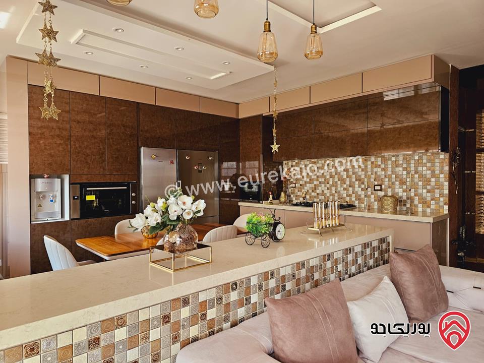 شقة سوبر ديلوكس مساحة 273م طابق أرضي مع مساحة خارجية 90م للبيع مفروشة في الجبيهة 