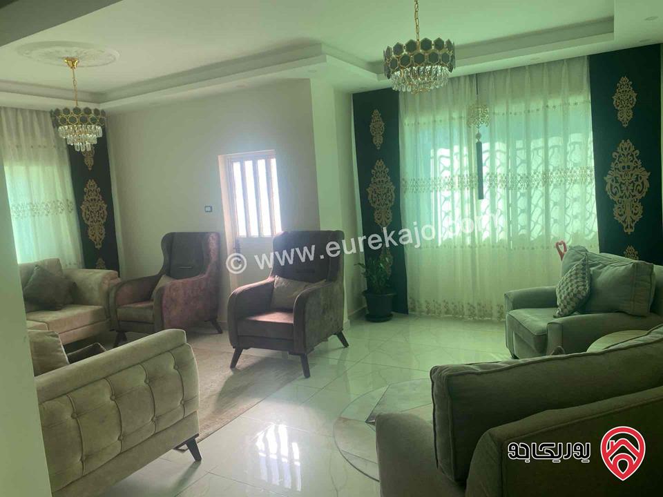 شقة طابق رابع مساحة 109م للبيع في الزرقاء الجديدة مجددة بالكامل ممتازة