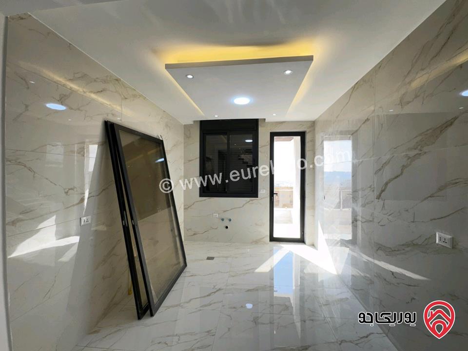 شقة بتشطيبات سوبر ديلوكس طابق أخير مع روف مساحة 175م للبيع في عمان - شفا بدران 