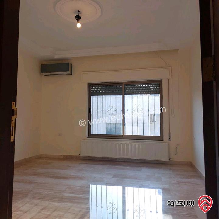 شقة طابق اخير مع روف مساحة 183م للبيع في عمان - خلدا