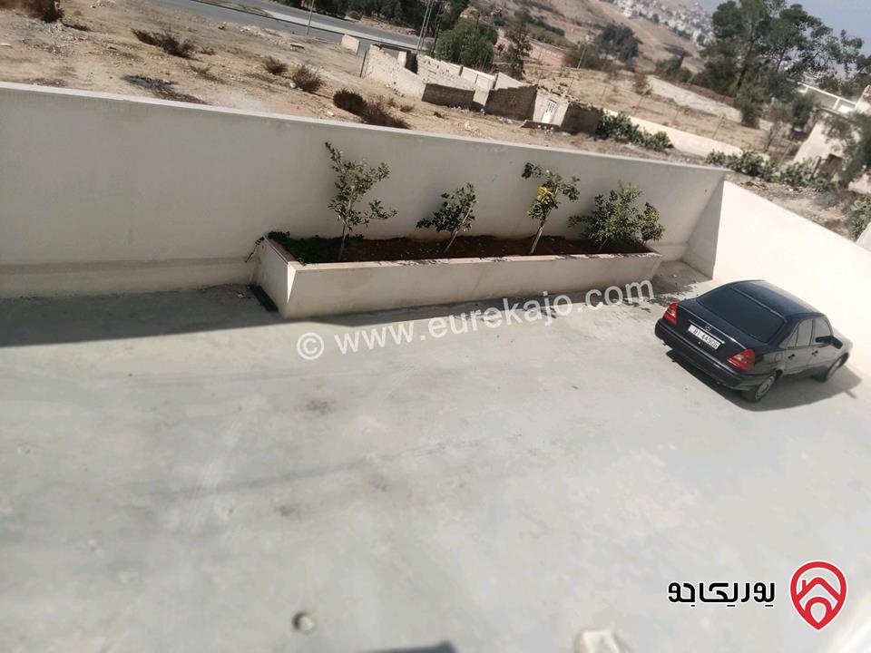 منزل مساحة 400م على أرض 518م للبيع في الزرقاء - طريق السخنه 