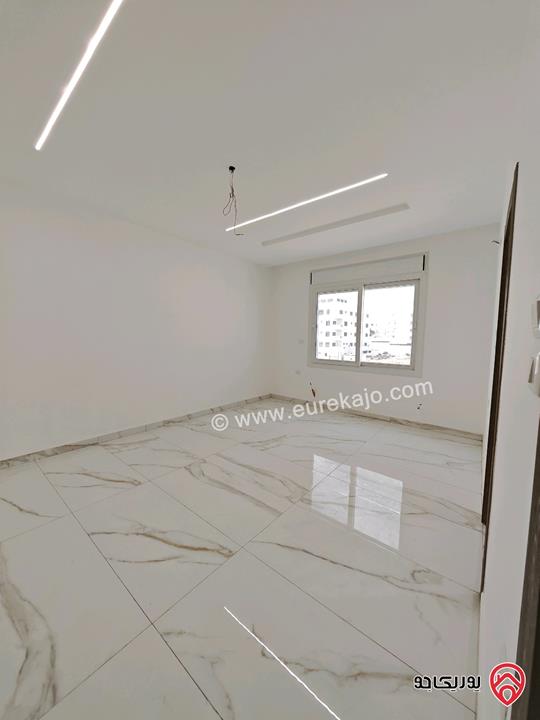 شقة طابق ثالث مع روف دوبلكس مساحة 210م للبيع في عمان - الجبيهة 