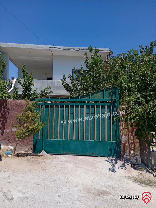 بيت طابقين مساحة 250م على أرض 200م للبيع في الزرقاء - منطقة العالوك قرب شارع الأردن 