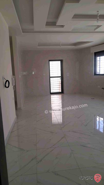 شقة فاخرة طابق ارضي مساحة 216م داخلي وترس مساحة 170م  للبيع في عمان - أم نوارة 