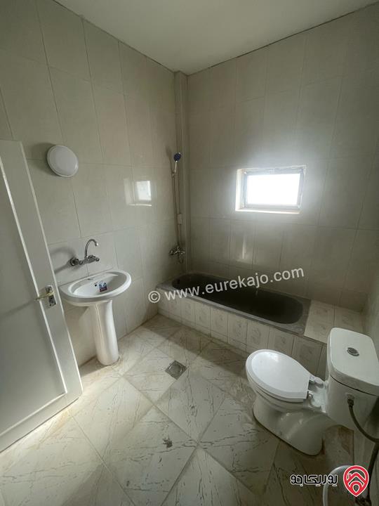 شقة طابق ثاني فني مساحة 143م للبيع المستعجل في اربد 