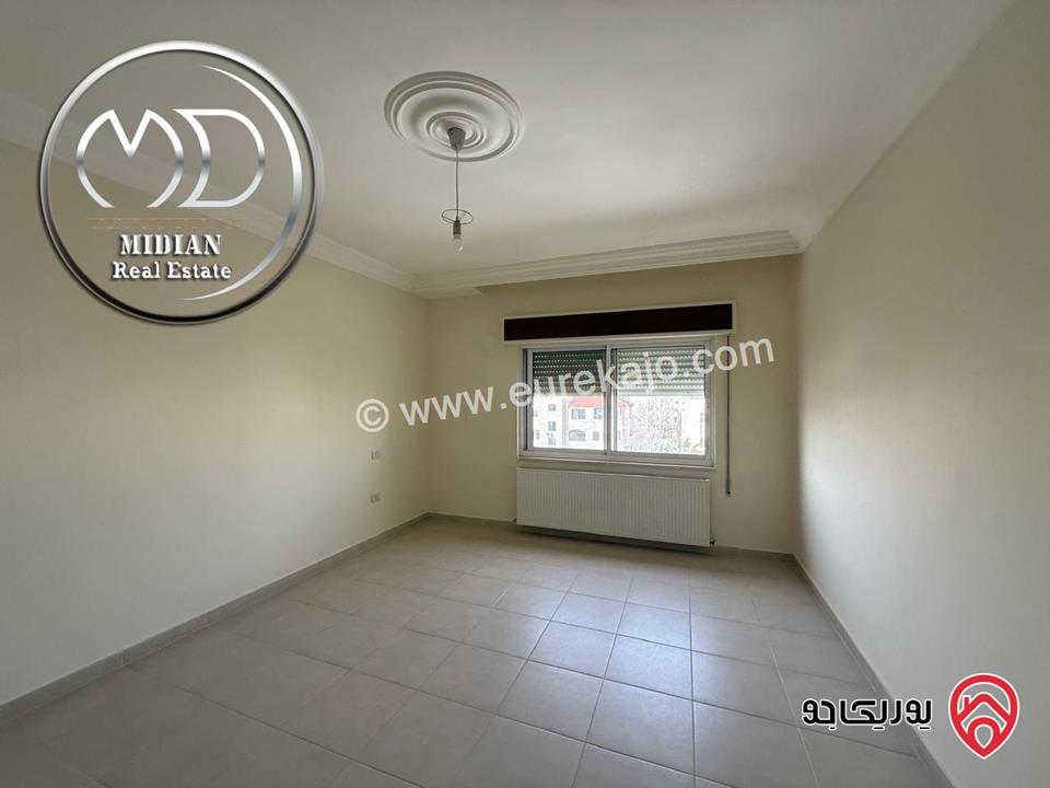 شقة فارغة طابقية مساحة 300م  سوبر ديلوكس للايجار في عمان - الرابية