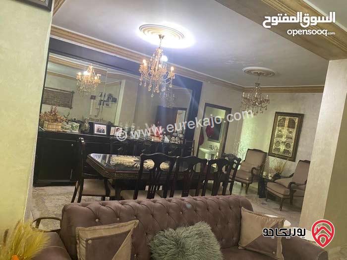 شقة طابق ثالث مساحة 245م للبيع في عمان - خلدا منطقة راقيه و هادئة و مخدومة 