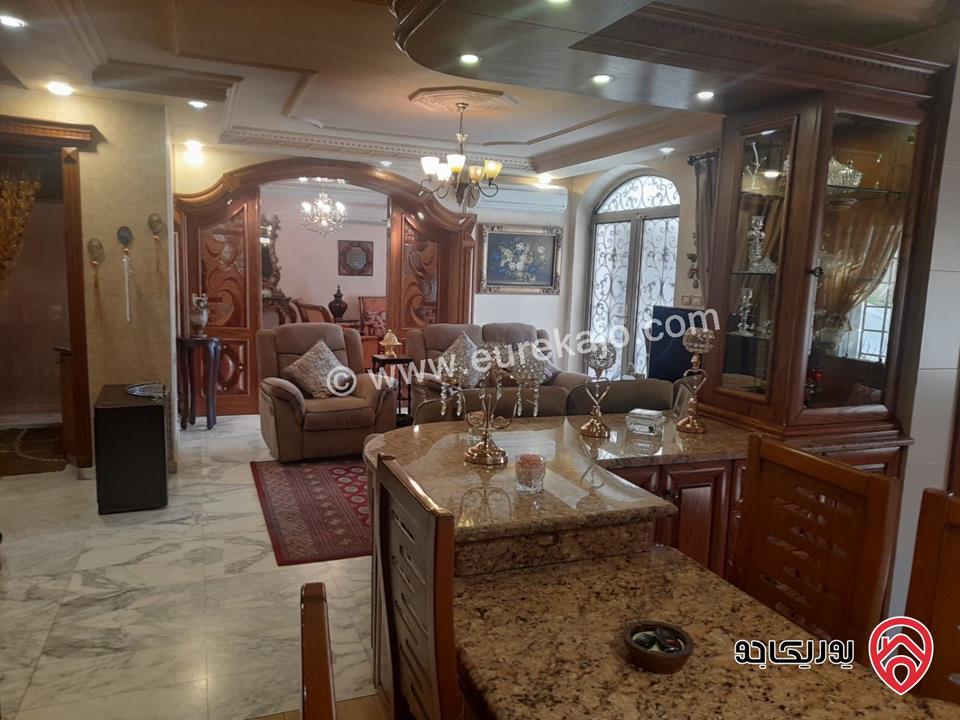 فيلا دوبلكس مساحة 500م على أرض 400م للبيع في الزرقاء الجديدة تشطيب مميز