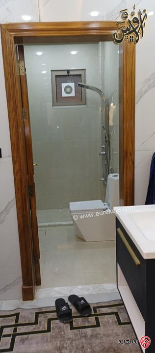 فيــلا فـاخرة طـابقـين مساحة 400م على أرض 723م للبيــع في الزرقاء الصحفـييـن 