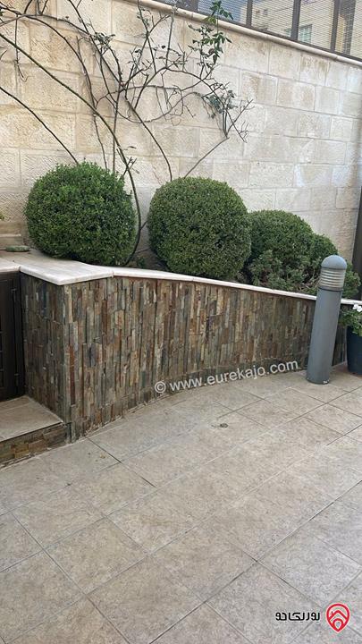 شقة ارضية طابقية مساحة 300م حديقة وتراسات 350م للبيع في عمان - أم أذينة