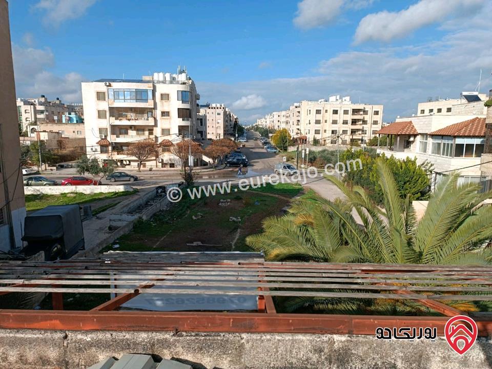 (التواصل فقط عن طريق الواتساب) منزل مع حديقة مساحة 220م على أرض 685م للبيع في اربد - الحي الشرقي