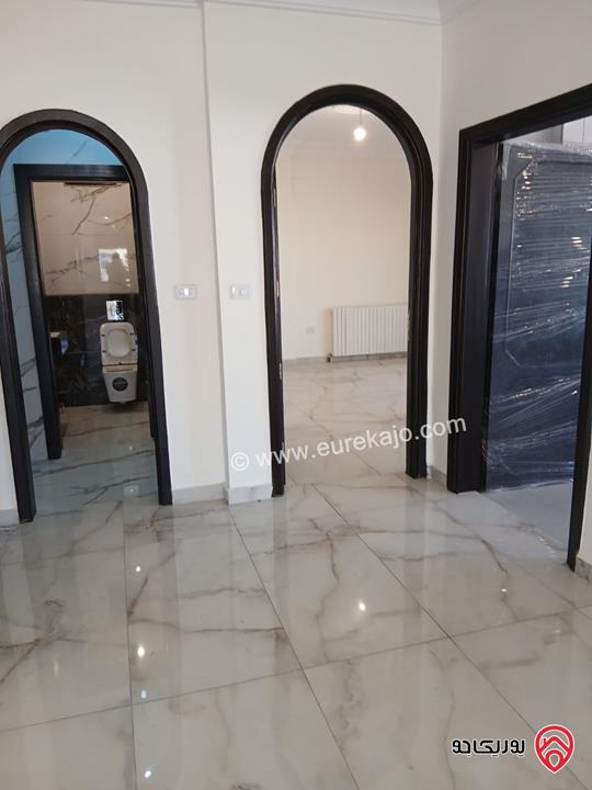 شقة طابق ثالث مساحة 244م للبيع في عمان - الرابية