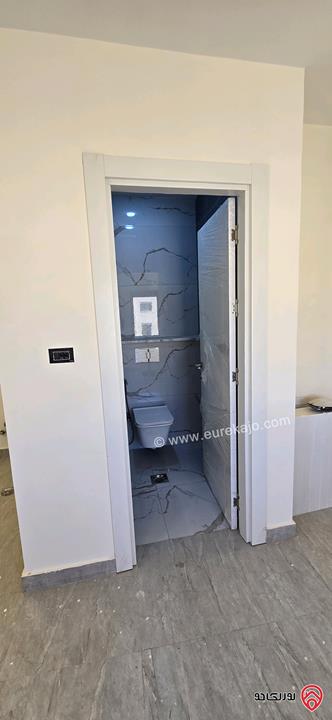 شقة طابق اخير مع روف مساحة 194م للبيع في عمان - الجندويل 