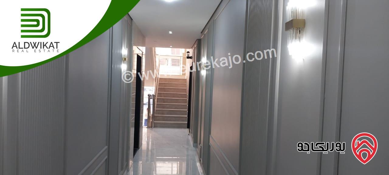 شقة طابق ثاني للبيع في عمان - البنيات / طريق المطار مساحة 180م والترس 30م بالقرب من جامعة البتراء جديدة لم تسكن