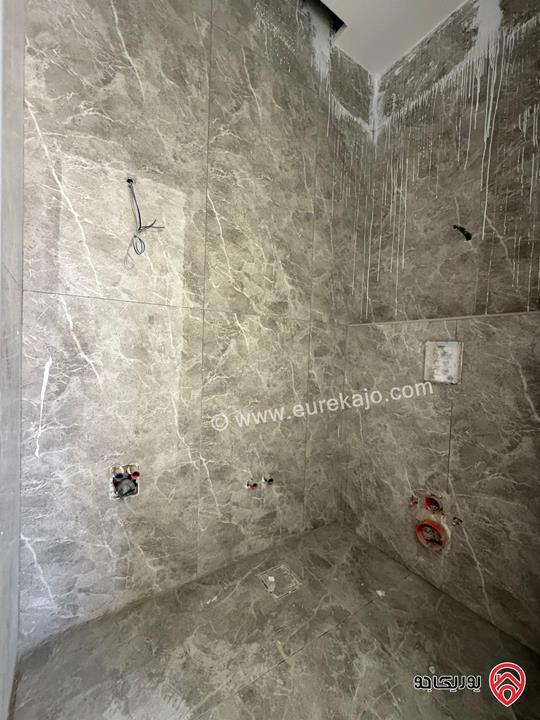 شقة طابق ثالث مع رووف مساحة 170م وترس 80م سوبر ديلوكس للبيع في عمان -  الجبيهة 