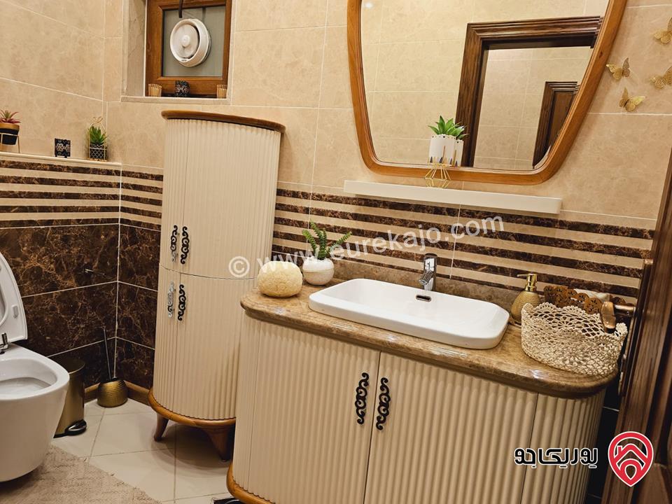 شقة سوبر ديلوكس مساحة 273م طابق أرضي مع مساحة خارجية 90م للبيع مفروشة في الجبيهة 