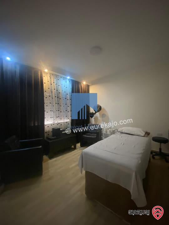 شقة أرضية مفروشة فاخرة للبيع في عمان - السابع قرب السفارة الرومانية 185م مع ترس امامي 25م تشطيب سوبر ديلوكس