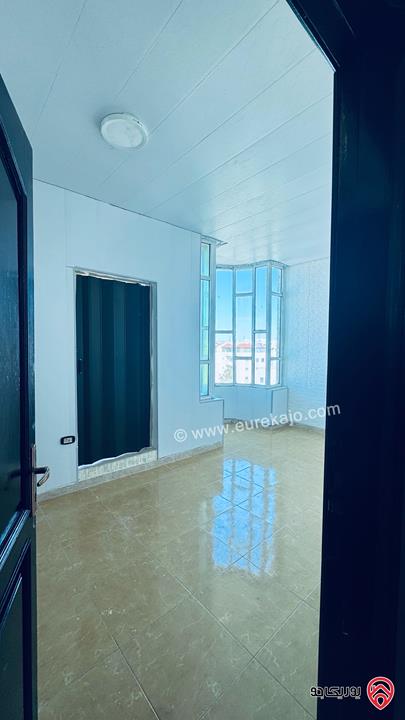 شقة فارغة طابق رابع بدون مصعد مساحة 100م للإيجار في عمان - مرج الحمام من المالك مباشرة 