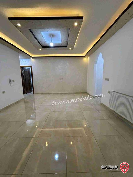 شقة طابقية كاملة مساحة 253م للبيع في عمان - الجبيهة 