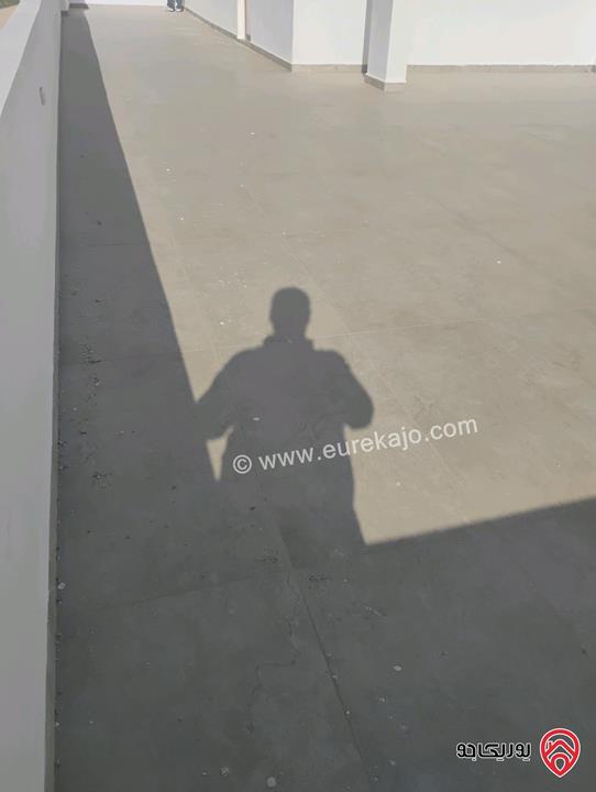 شقة طابق ثالث مع روف مساحة 190م مع ترس 110م للبيع بالأقساط في الزرقاء الجديدة