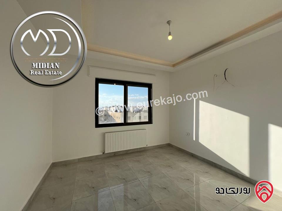 شقة دوبلكس فارغة للايجار في عمان - خلدا طابق أخير مع روف مساحة 200م مع تراسات تشطيبات و ديكورات عصرية فاخرة اطلالة رائعة