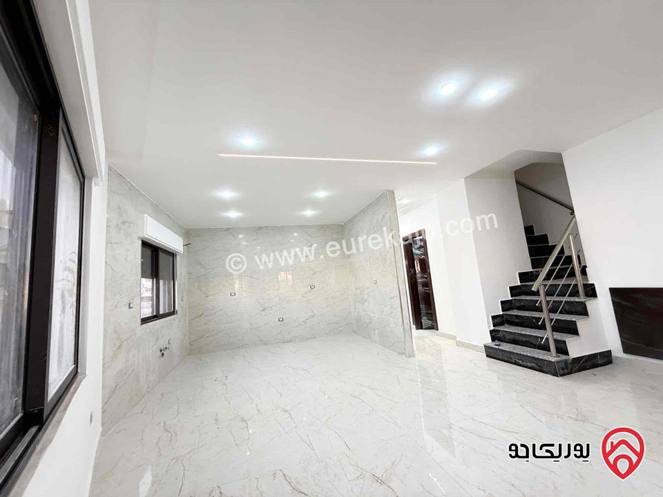 شقة طابق ثالث مع روف مساحة 210م للبيع في عمان - طبربور