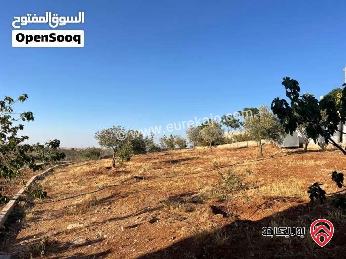 مزرعة مساحة الأرض 8 دونم و 850م والبناء 300م للبيع فوق أعلى القمم قرب جرش اتجاه المفرق أطلالة تفوق الخيال لعشاق المرتفعات الشاهقه  